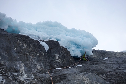 Cascate di ghiaccio in Canada, Daniele Frialdi, Marco Verzeletti, Roberto Parolari - Marco Verzeletti sul terzo tiro di The Real Big Drip, Ghost Valley, Canada