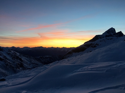 Sentiero Roma in Val Masino in inverno, Thomas Gusmeo - Sentiero Roma, Val Masino: stupendo tramonto visto dal Rifugio Ponti la prima sera