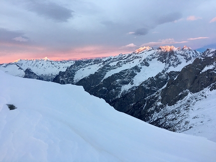 Sentiero Roma in Val Masino in inverno, Thomas Gusmeo - Sentiero Roma, Val Masino: le cime della Val Masino illuminate dai primi raggi del sole che sorge l’alba del 28 dicembre, alla Bocchetta Roma