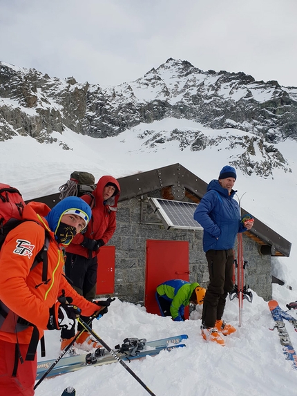 Sentiero Roma in Val Masino in inverno, Thomas Gusmeo - Sentiero Roma, Val Masino: Thomas Gusmeo,  Francesco Fusi, Guglielmo Mangano e Gabriele Gerna al Bivacco Kima, con il Monte Pioda sullo sfondo