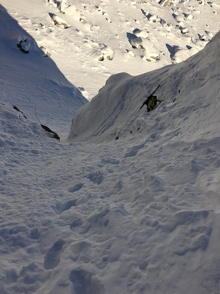 Sentiero Roma in Val Masino in inverno, Thomas Gusmeo - Sentiero Roma, Val Masino: Andrea Noseda in salita verso il Passo dell’Averta