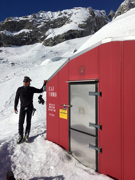 Sentiero Roma in Val Masino in inverno, Thomas Gusmeo - Sentiero Roma, Val Masino: Andrea Noseda al Bivacco Molteni-Valsecchi alla fine della tappa del 29 dicembre, alle spalle si intravede il canalone che il giorno dopo ci condurrà al Passo del Ferro