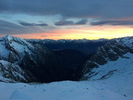 Sentiero Roma in Val Masino in inverno, Thomas Gusmeo - Sentiero Roma, Val Masino: magnifico tramonto dal Bivacco Molteni-Valsecchi la sera del 29 dicembre 