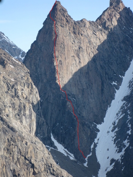 Isola di Baffin Monte Asgard - Mt Asgard Isola di Baffin: Le bic rouge d'Odin (5.10, 800m, torre vergine, Nicolas Favresse, Olivier Favresse 07/2009