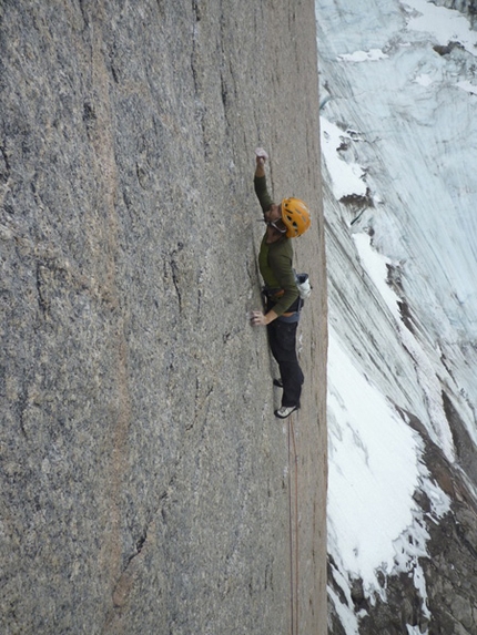 Isola di Baffin Monte Asgard - Mt Asgard Isola di Baffin: Nicolas Favresse impegnato sul difficile primo tiro.