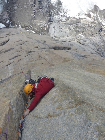 Baffin Island Mount Asgard - Mt. Asgard Baffin Island: pitch 12 goes through a mega hand crack roof! Here Sean Villanueva  is just past the roof enjoying the air