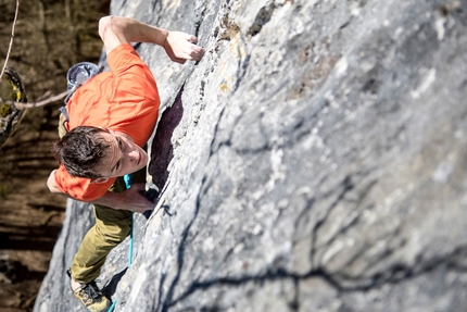 Alessandro Zeni - Alessandro Zeni libera Cryptography, 9b di placca a Saint Loup in Svizzera