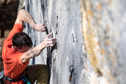Alessandro Zeni - Alessandro Zeni libera Cryptography, 9b di placca a Saint Loup in Svizzera
