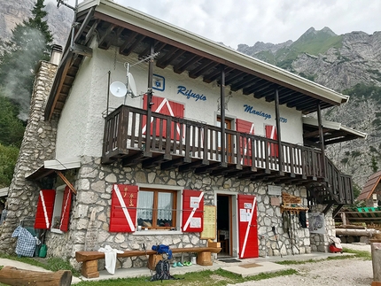 Monte Duranno, Via Normale, La Via dei Cacciatori Ertani - Il Rifugio Maniago, punto di partenza per la Via dei Cacciatori Ertani al Monte Duranno, Dolomiti d’Oltrepiave