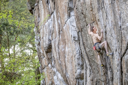 Adam Ondra libera un 9a+ in falesia e ripete un 8C boulder