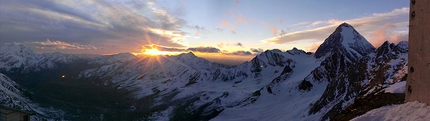 Gran Zebrù, Ortles - Dal Gran Zebrù all'Ortles: tramonto mega dal Bivacco invernale del Rifugio Casati. Sulla destra il Gran Zebrù 