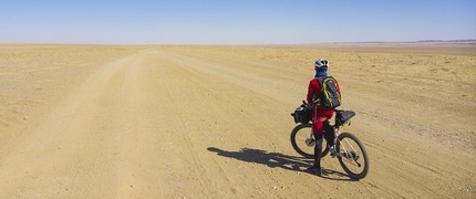 Omar Di Felice e la traversata del Deserto del Gobi in bici oggi su Instagram