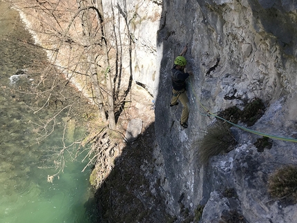 Arrampicata Gola del Limarò, Valle del Sarca - Durante l'apertura di Calypso nella Gola del Limarò, Valle del Sarca (Vittorio Giovannella, Francesco Salvaterra 04/2019)