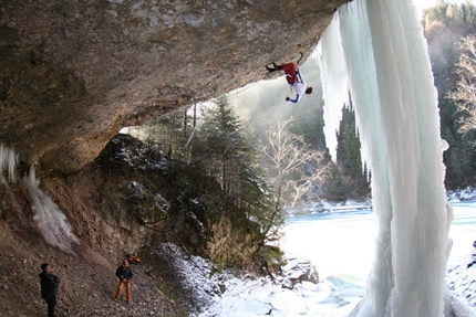 Grotta del Lupo, falesia di drytooling in Dolomiti