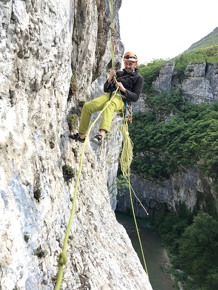 Arrampicata Gola del Limarò, Valle del Sarca - Durante l'apertura di Calypso nella Gola del Limarò, Valle del Sarca (Vittorio Giovannella, Francesco Salvaterra 04/2019)