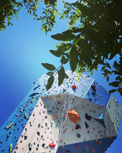 Up Urban Climbing - La torre esterna della palestra di arrampicata Up Urban Climbing a Bologna