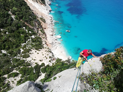 Aguglia di Goloritzè Sardegna - Maurizio Oviglia richioda la via Sole Incantatore sulla Aguglia di Goloritzè in Sardegna, maggio 2020