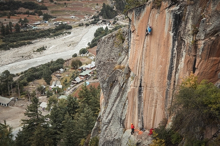 Baspa Valley, India, Himalaya, Matty Hong, Jacopo Larcher, Eneko Pou, Iker Pou, Siebe Vanhee - Siebe Vanhee assicurato da Jacopo Larcher in arrampicata nella Baspa Valley, India, Himalaya