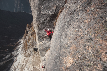 Baspa Valley, India, Himalaya, Matty Hong, Jacopo Larcher, Eneko Pou, Iker Pou, Siebe Vanhee - Siebe Vanhee climbing in the Baspa Valley, India, Himalaya