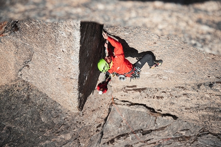 Baspa Valley, India, Himalaya, Matty Hong, Jacopo Larcher, Eneko Pou, Iker Pou, Siebe Vanhee - Jacopo Larcher durante l'apertura di Toby's Shipwreck (7b, 450m), Baspa Valley, India, Himalaya: 