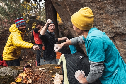 Baspa Valley, India, Himalaya, Matty Hong, Jacopo Larcher, Eneko Pou, Iker Pou, Siebe Vanhee - Jacopo Larcher bouldering with Matty Hong, Eneko Pou, Iker Pou and Siebe Vanhee in the Baspa Valley, India, Himalaya