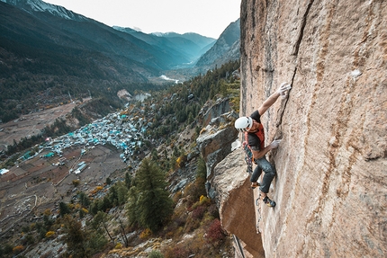 Baspa Valley, India, Himalaya, Matty Hong, Jacopo Larcher, Eneko Pou, Iker Pou, Siebe Vanhee - Siebe Vanhee in arrampicata su una sottile fessura Baspa Valley, India, Himalaya