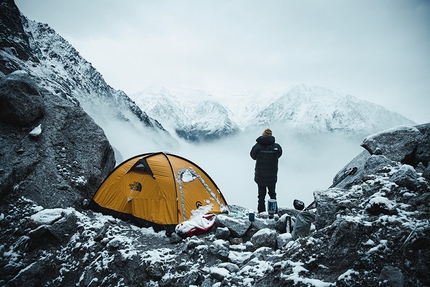 Baspa Valley, India, Himalaya, Matty Hong, Jacopo Larcher, Eneko Pou, Iker Pou, Siebe Vanhee - Baspa Valley, India, Himalaya: campo avanzato di Matty Hong, Jacopo Larcher, Siebe Vanhee