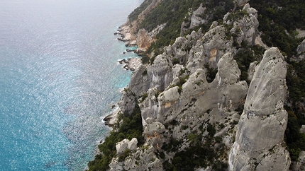 Aguglia di Goloritzè Sardegna - L'Aguglia di Goloritzè in un momento di quiete, senza scalatori. La Sardegna dal 12 marzo 2020 è di fatto isolata dal continente, essendo stati chiusi porti e aereoporti. Foto Maurizio Oviglia