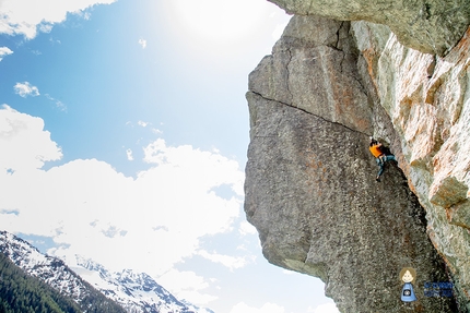 Fessura di Gianfri, Nid Des Hirondelles, Valgrisenche, Marco Sappa, Mattia Sappa - Making the first ascent of Fessura di Gianfri at Nid Des Hirondelles in Valgrisenche, Italy (Marco Sappa, Mattia Sappa 05/2020)