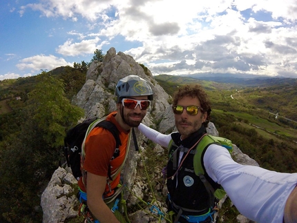 Rocca di Oratino, Riccardo Quaranta - Riccardo Quaranta e Luigi Tagliaferri in vetta durante l’apertura della via Cresta della Rocca di Oratino, Molise