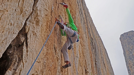 Vuelo de Fortuna, Canyon de la Sandìa, Huasteca, Messico, Rolando Larcher, Alex Catlin - Alex Catlin appeso al suo primo cliff sul sesto tiro di Vuelo de Fortuna, Canyon de la Sandìa, Messico