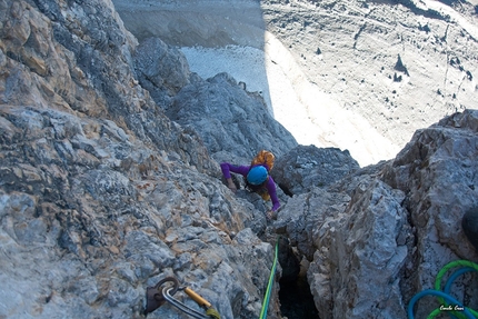 Via Cassin - Ratti, Cima Ovest di Lavaredo, Tre Cime di Lavaredo, Dolomiti - Sara Mastel sulla Via Cassin - Ratti alla Cima Ovest di Lavaredo, Dolomiti