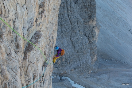 Via Cassin - Ratti, Cima Ovest di Lavaredo, Tre Cime di Lavaredo, Dolomiti - Sara Mastel sulla Via Cassin - Ratti alla Cima Ovest di Lavaredo, Dolomiti