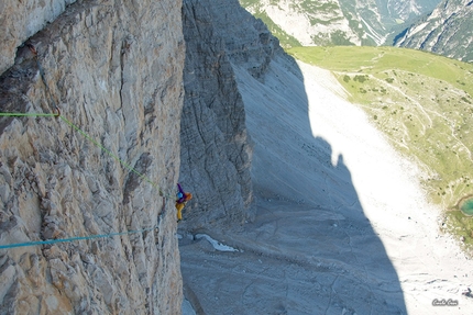 Via Cassin - Ratti, Cima Ovest di Lavaredo, Tre Cime di Lavaredo, Dolomiti - Sara Mastel sul tiro di 7a che porta al traverso della Via Cassin - Ratti alla Cima Ovest di Lavaredo, Dolomiti