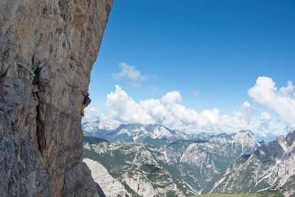 Via Cassin - Ratti, Cima Ovest di Lavaredo, Tre Cime di Lavaredo, Dolomiti - Sara Mastel sul famoso traverso della Via Cassin - Ratti alla Cima Ovest di Lavaredo, Dolomiti