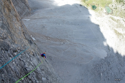 Via Cassin - Ratti, Cima Ovest di Lavaredo, Tre Cime di Lavaredo, Dolomiti - Sara Mastel sulla Via Cassin - Ratti alla Cima Ovest di Lavaredo, Dolomiti