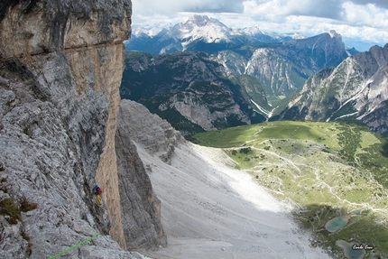 Via Cassin - Ratti, Cima Ovest di Lavaredo, Tre Cime di Lavaredo, Dolomiti - Sara Mastel ormai fuori dalle difficoltà sulla Via Cassin - Ratti alla Cima Ovest di Lavaredo, Dolomiti