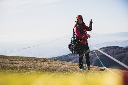 Hike & Fly, Giovanni Spitale, Angela Bonato - Angela Bonato, biologa molecolare, qui con il suo parapendio sul Monte Grappa