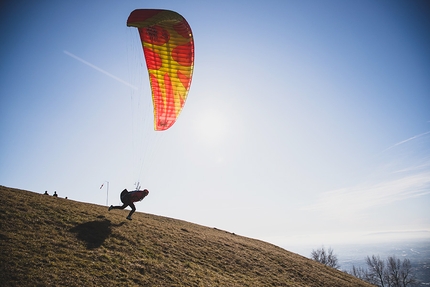 Hike & Fly, Giovanni Spitale, Angela Bonato - Angela Bonato decolla dal Monte Grappa, la 'Fontainebleau del volo libero'. 