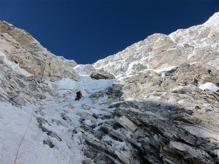 Lulang 11 - Close the Door (IV.5.5 1200m), Lunag II (6830m) Nepal. Max Belleville, Mathieu Detrie, Mathieu Maynadier, Seb Ratel, 25-27/10/2010