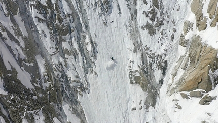 Edmond Joyeusaz - Edmond Joyeusaz skiing the Brenva face of Monte Blanc on 25/05/2020