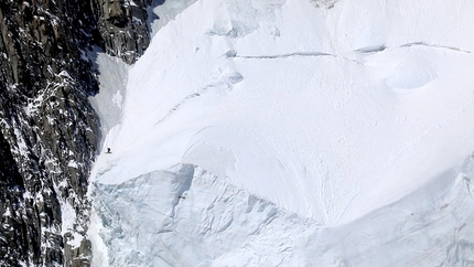 Edmond Joyeusaz - Edmond Joyeusaz skiing the Brenva face of Monte Blanc on 25/05/2020