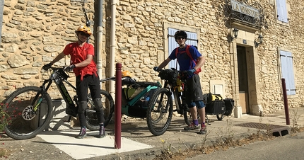 Caroline Ciavaldini e James Pearson iniziano il Tour Des Alpilles Bike & Climb