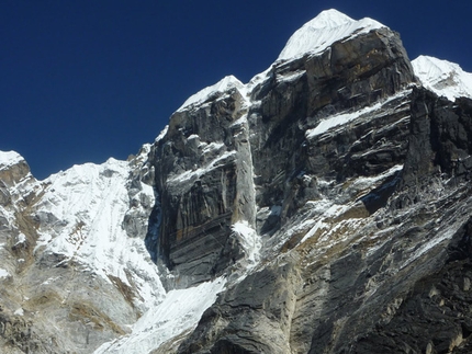 Lobuche East, Nepal - Night Terror (VI WI5+ AI4 M7 85°), Lobuche East (6119m), Nepal.