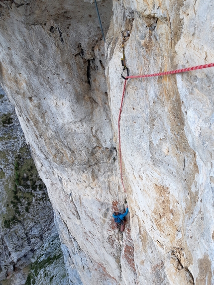 Via Collaborazione, Spiz di Lagunaz, Pale di San Lucano, Dolomiti, Silvia Loreggian, Stefano Ragazzo - Stefano Ragazzo sui primi tiri duri sotto al tetto di Via Collaborazione, Spiz di Lagunaz, Pale di San Lucano