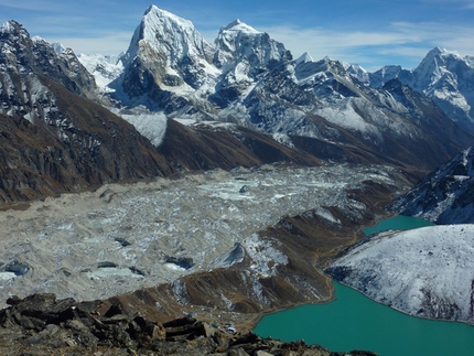 Lobuche East, Nepal - Cholatse visto da ovest e i bellissimi laghi Gokyo.