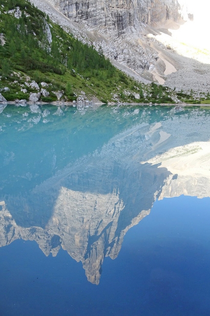 Lago del Sorapiss Dolomiti - Il Dito di Dio riflesso nelle acque turchesi del Lago del Sorapis nelle Dolomiti