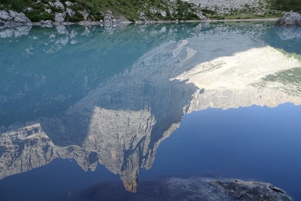 Lago del Sorapiss Dolomiti - Il Dito di Dio riflesso nelle acque turchesi del Lago del Sorapis nelle Dolomiti