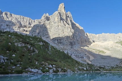 Lago del Sorapiss Dolomiti - Il Lago del Sorapis nelle Dolomiti e il Dito di Dio