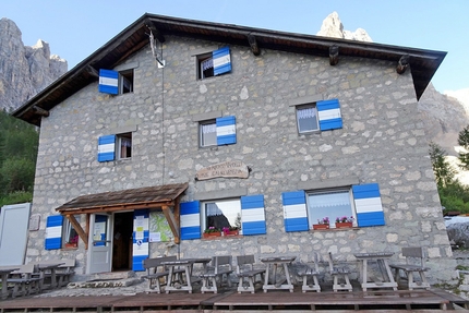 Lago del Sorapiss Dolomiti - Il Rifugio Vandelli nelle Dolomiti